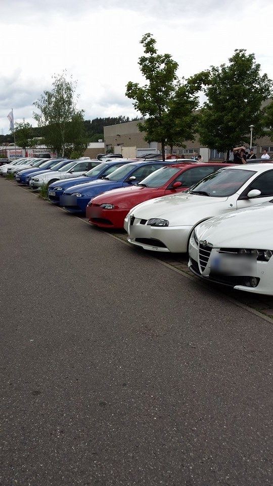 Reihe von Alfa Romeo 147, 159 und Brera beim Besuch des Alfa-Clubs