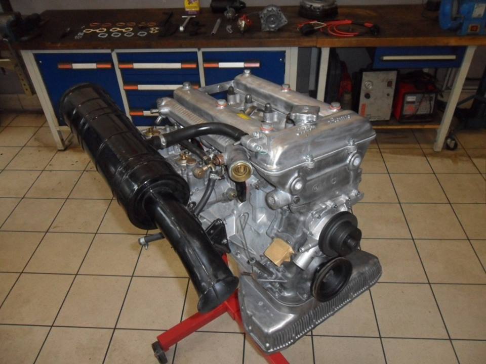 Überholter Motor auf dem Montagebock vor der Werkbank